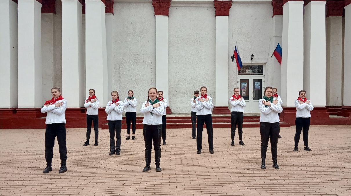 Звучит торжественная весть. Народный ансамбль на улице. Флешмоб.