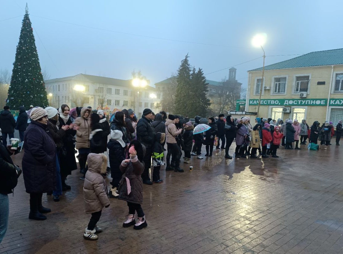 В Красном Луче зажглись огни главной новогодней елки | 23.12.2023 | Красный  Луч - БезФормата